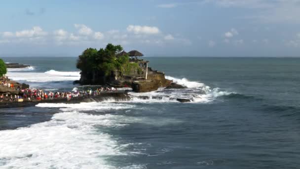 Fala rozbija się przed świątynią Tanah Lot na Bali — Wideo stockowe