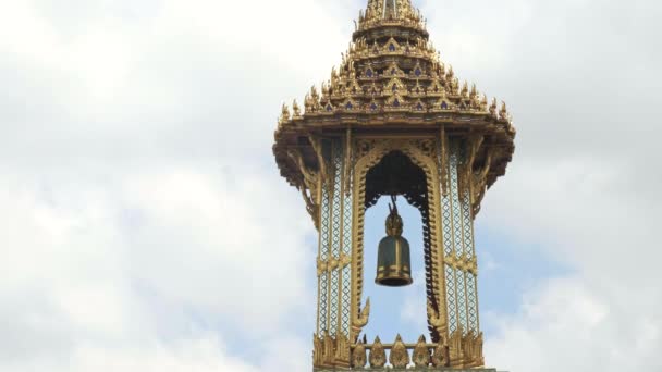 Zooma in på klocktornet vid smaragdbuddhas tempel i bangkok — Stockvideo