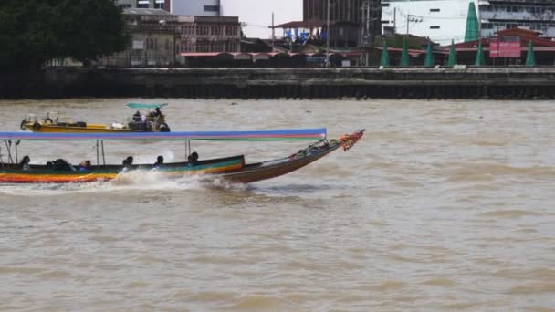 Slow Motion Tracking Shot Longtail Boat Chao Phraya River Bangkok — Stok Video