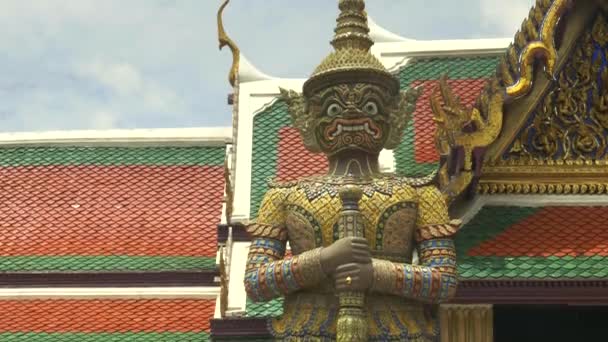 Nahaufnahme einer Wächterdämonenstatue am smaragdgrünen Buddha-Tempel in Bangkok — Stockvideo
