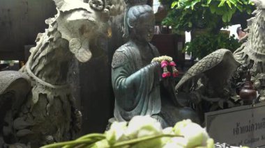 Tanrıça kun iam heykeli Bangkok 'taki zümrüt Buda tapınağında.