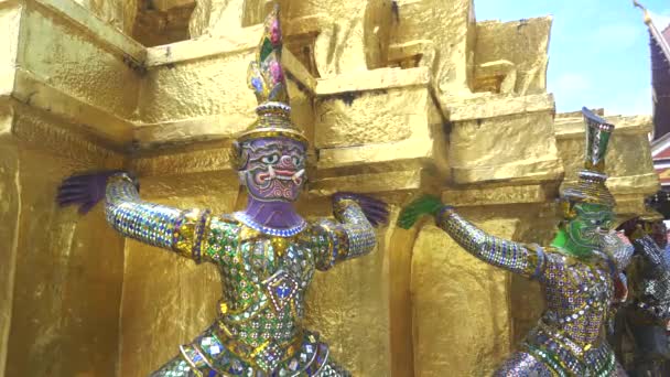 Gros plan de statues colorées en mosaïque au temple du bouddha émeraude à Bangolore — Video