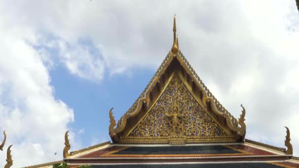 Zoom en un techo del templo en wat phra kaew en Bangkok — Vídeos de Stock