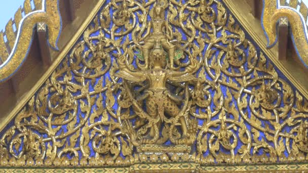 Nahaufnahme eines architektonischen Details am Smaragd-Buddha-Tempel in Bangkok — Stockvideo