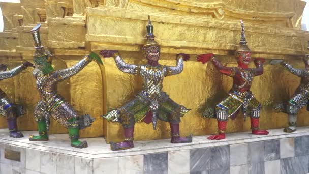 Bangkok 'taki zümrüt Buda tapınağındaki renkli mozaik heykeller. — Stok video