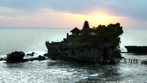 Egy széles nagy szög lövés naplementekor Tanah lot templom a sziget Bali — Stock videók