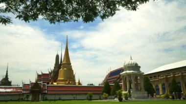 Bangkok 'taki ağaçlarla çerçevelenmiş Wat phra kaew tapınak binaları