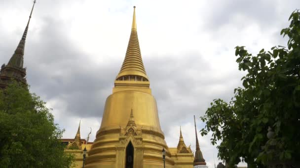 BANGKOK, TAILANDa- 22 DE JUNIO DE 2017: inclinación hacia abajo disparo de la phra si ratana chedi en el templo buda esmeralda en Bangkok — Vídeo de stock