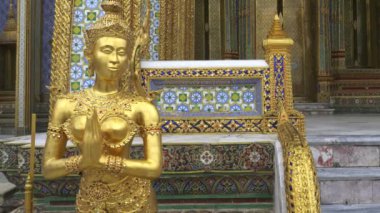 Bangkok 'taki Altın Buda Tapınağı' nın yan girişinde altın melek heykeli var.