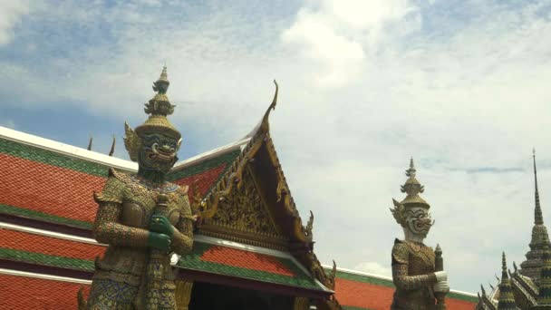 Perto de um par de estátuas de demônios gigantes no templo da buda de esmeralda em Bangkok — Vídeo de Stock