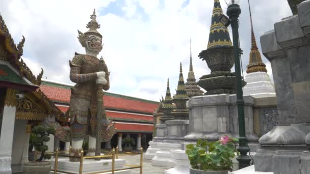 Bred bild av en demon staty vid smaragd buddha templet i bangkok — Stockvideo