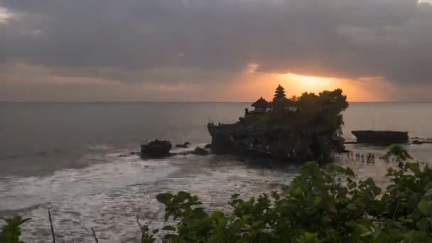 Lapso de tiempo de una puesta de sol en el templo de Tanah lot en la isla indonesia de Bali — Vídeos de Stock
