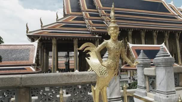 Angyal szobor a smaragd buddha templom Bangkok — Stock videók