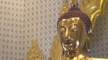 Wat Traimit tapınağındaki som altından bir Buda heykelinin yakın çekimini yapıyor.