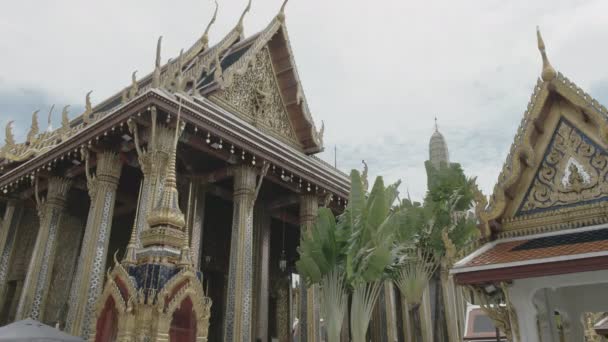 Pohled zevnějšku na chrám smaragdového buddhy v Bangkoku — Stock video