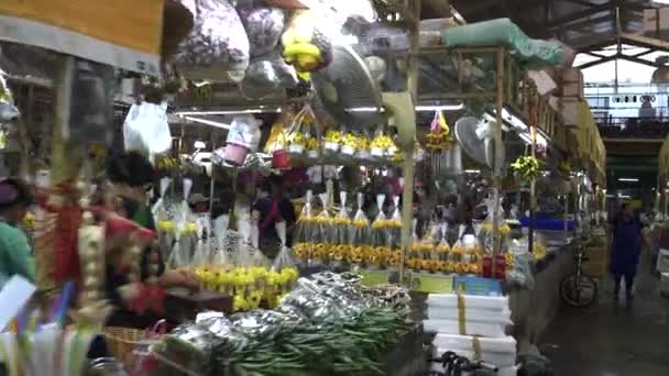 BANGKOK, TAILANDa- JUNIO, 22, 2017: 3 ejes gimbal tiro caminando en pak khlong talat mercado de flores en Bangkok — Vídeos de Stock