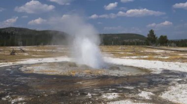 Yellowstone Ulusal Parkı 'nda püsküren mücevher gayzerinin yavaş çekim çekimi
