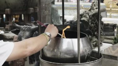 Bangkok 'taki zümrüt Buda tapınağında tütsü yakmak.