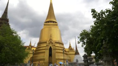 Bangkok 'taki Zümrüt Buda Tapınağı' nda phra si ratana chedi 'nin çekimini kaldır.