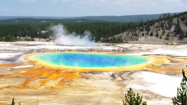 Zoom v záběru velkého hranolového bazénu v národním parku Yellowstone — Stock video