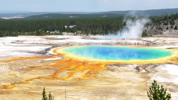 Panning pravý záběr velkého hranolového bazénu v národním parku Yellowstone — Stock video
