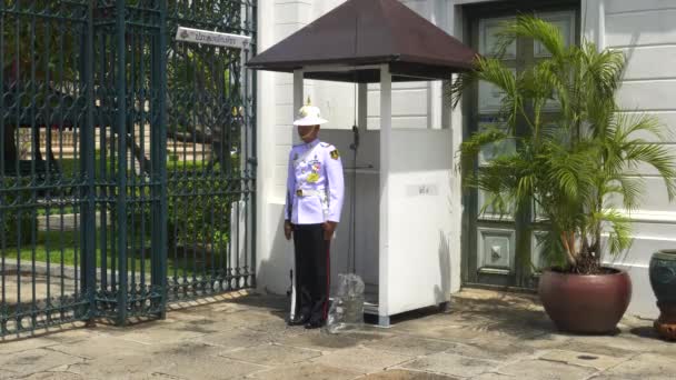 BANGKOK, THAILAND- JUIN, 22, 2017 sentinelle en service à une porte du grand palais, au Bangladesh — Video