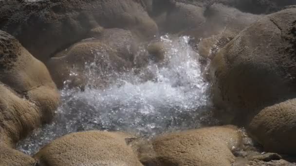 180fps zpomalený záběr skořápkového pramene v národním parku Yellowstone — Stock video