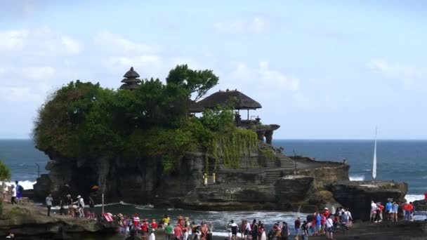 Turister vid tanah mycket tempel under högvatten — Stockvideo