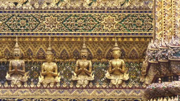 Küçük yaksa tavarnbal, iblis gardiyanlar, Bangkok 'taki zümrüt Buda tapınağındaki phra mondop çizgisindeki heykeller. — Stok video