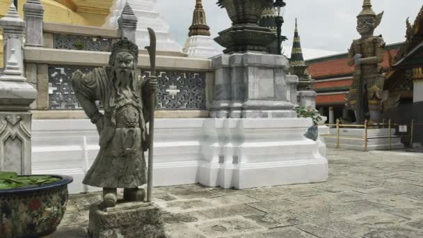 Steinerne chinesische Wachstatue am smaragdgrünen Buddha-Tempel in Thailand — Stockvideo