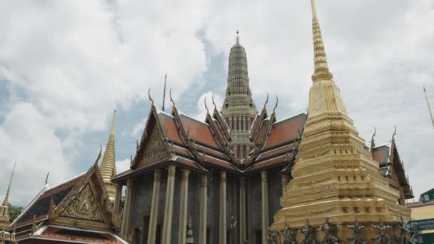 Vários edifícios no complexo do templo de buda esmeralda em Bangkok — Vídeo de Stock