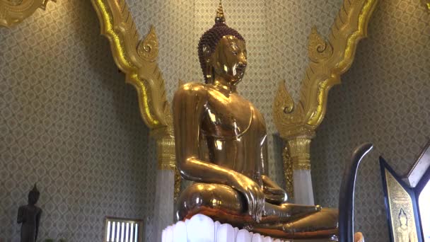 Levá strana pravého zlatého Buddhy na Wat traimit chrámu inbangkok — Stock video