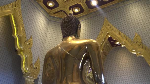 Zadní pohled na zlatý buddha at wat traimit in bangkok — Stock video