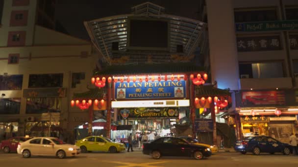 KUALA LUMPUR, MALAYSIA - JUNE 29, 2017: night time view of jalan petaling market entrance and passing traffic in kuala lumpur — Stock Video