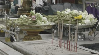 Bangkok 'taki zümrüt Buda tapınağında nilüfer çiçekleri ve tütsü.