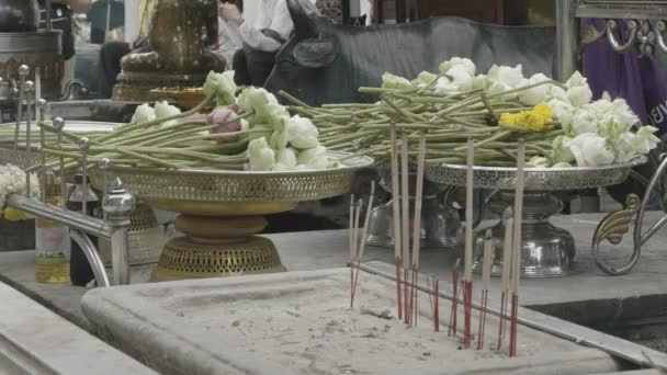 Fleurs de lotus et d'encens au temple de bouddha émeraude à Bangolore — Video