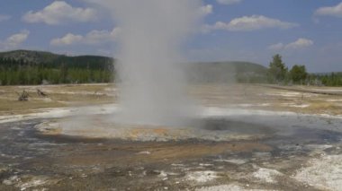 Yellowstone Ulusal Parkı 'nda mücevher gayzerleri patlıyor.