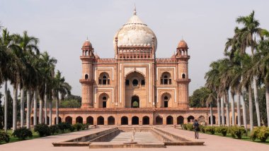 Delhi 'deki Safdarjungs mezarının önünde.