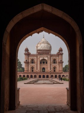 Delhi 'deki bir kemer tarafından çerçevelenmiş Safdarjungs mezarı.