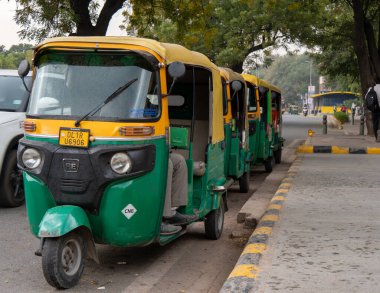 DELHI, INDIA - 14 Mart 2019: Tuk Tuk şoförleri Delhi 'deki bir metro istasyonunun önünde müşterileri bekliyor