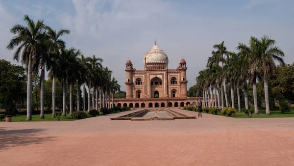 Een brede hoek uitzicht op de voorkant van safdarjungs graf in Delhi — Stockfoto