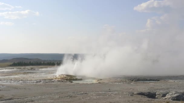 Szeroki widok na gejzer Clepsydra erupcji w Yellowstone — Wideo stockowe