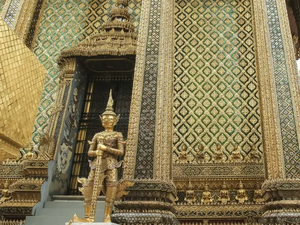 Aranyozott szobor a smaragd buddha templomban Thaiföldön — Stock Fotó