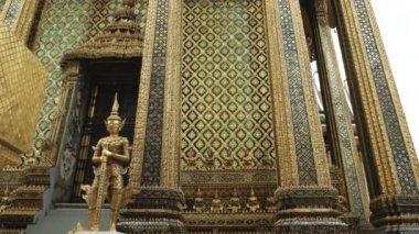 Bangkok 'taki phra kaew tapınağında yaldızlı bir heykel