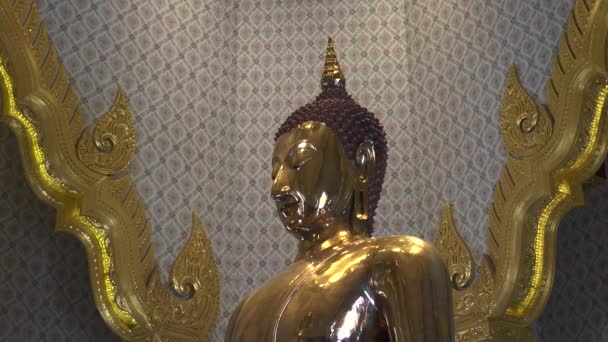 Close-up zijde op schot van de gouden boeddha in bangkok — Stockvideo