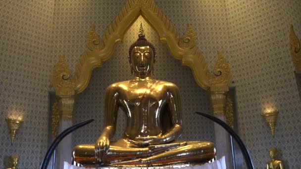 Inclinación frontal hacia abajo tiro de la buddha de oro en wat traimit en Bangkok — Vídeos de Stock