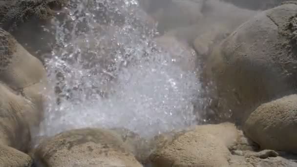 Disparo de cerca de la primavera de concha en erupción en piedra amarilla — Vídeos de Stock