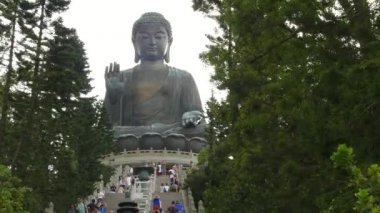 HONG KONG, ÇİN-EPTEMBER, 30, 2017: Hong Kong 'daki Tan Buddha' ya giden basamakların alçak açılı çekimi