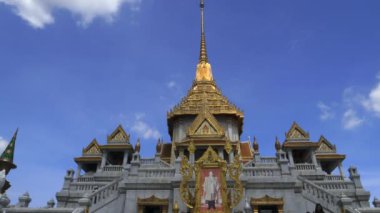 BANGKOK, THAILAND- 23 HAZİRAN, 2017 Bangkok 'taki Wat Traimit tapınağının dış görünüşü