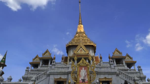 BANGKOK, TAILANDa- 23 DE JUNIO DE 2017 una vista frontal exterior de wat traimit templo en Bangkok — Vídeo de stock